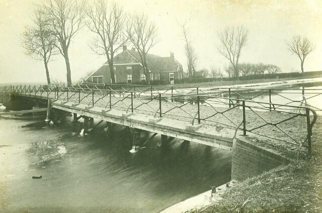 Dit is nog een foto van de vooroorlogse draaibrug bij Lalleweer de zogenaamde Kobeetjedraai. De naast de brug gelegen boerderij is op deze foto ook goed zichtbaar. Foto ingezonden door Ben van der Laan.